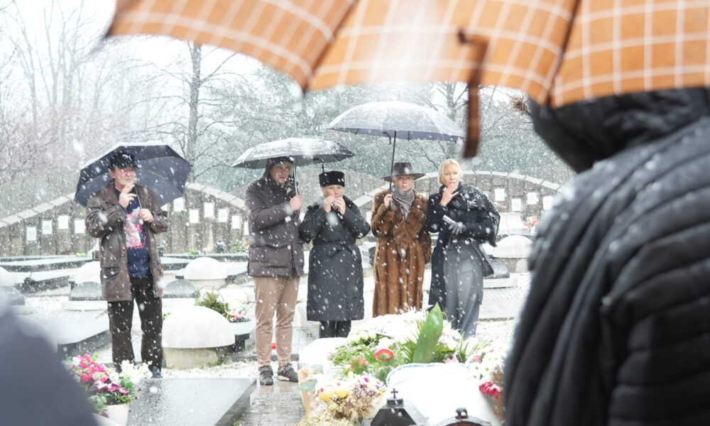 The seventh anniversary of the death of Saban Saulic was marked in the Alley of Distinguished Citizens at the New Cemetery. U aleji zasluznih gradjana na Novom groblju obelezena je sedma godisnjica povodom smrti Sabana Saulica.