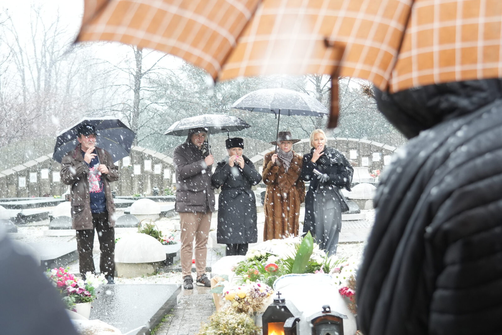 The seventh anniversary of the death of Saban Saulic was marked in the Alley of Distinguished Citizens at the New Cemetery. U aleji zasluznih gradjana na Novom groblju obelezena je sedma godisnjica povodom smrti Sabana Saulica.