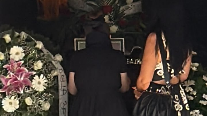 Mala Cana ne ispušta sliku Andrije Bajića na sahrani: Suze i emotivni oproštaj – Mala Cana na sahrani