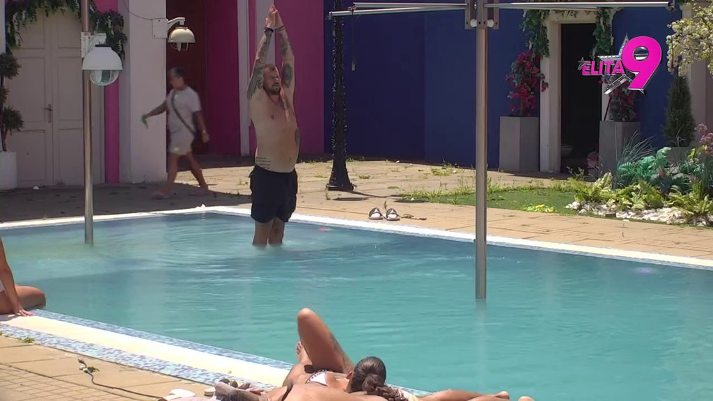 Graciozni skokovi Kačavende i Janjuša oduševili gledaoce pored bazena – skokovi u bazen