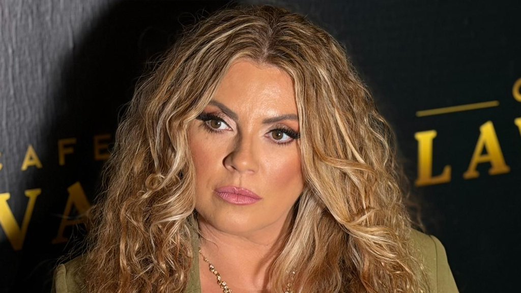 Indira Radić uživa na odmoru: Umesto luksuza, izabrala tišinu i knjigu na plaži – Indira Radić na odmoru