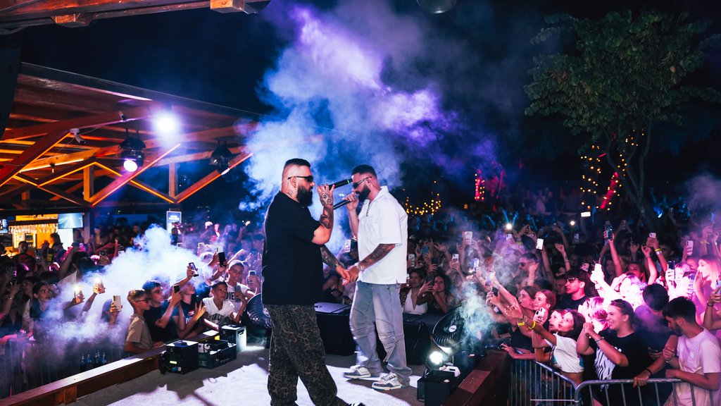 Jala Brat i Buba Corelli nastupili u Vodicama, rekordan broj fanova blokirao plažu – koncert u Vodicama