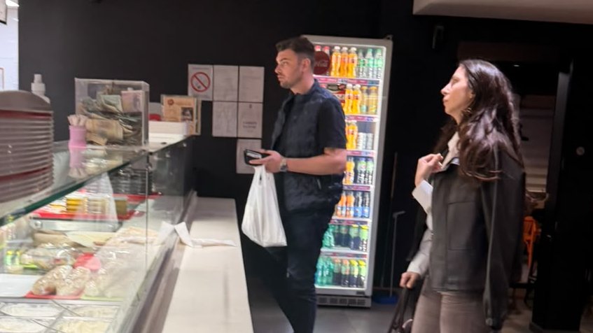 Nadežda Biljić i Toma Panić uživali u brzoj hrani, paparaco ih zatekao u Beogradu