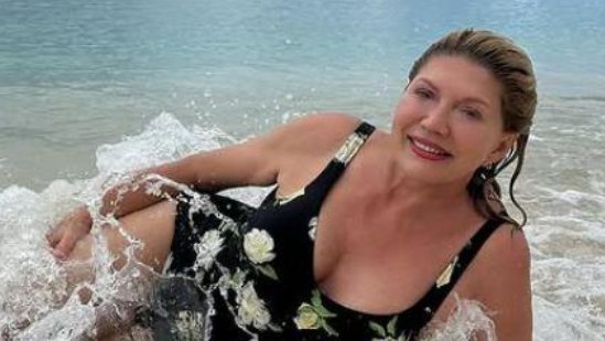 Suzana Mančić uživa u Grčkoj sa ćerkom: Vitalnost na pragu osme decenije