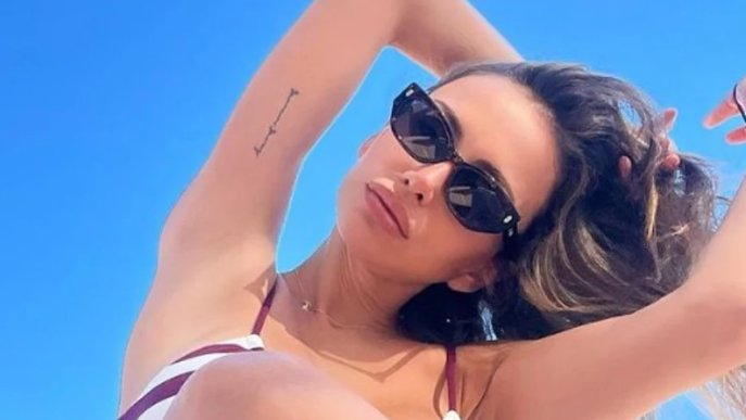 Emina Jahović uživa na plaži, detalj oko vrata privukao pažnju fanova – Emina Jahović na plaži
