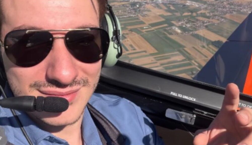 Muhamed Muki Bešić otpevao Kebinu pesmu tokom leta: Tanja Savić otkrila detalje – Muki Bešić u avionu