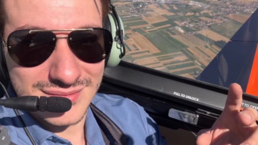 Muhamed Muki Bešić otpevao Kebinu pesmu tokom leta: Tanja Savić otkrila detalje – Muki Bešić u avionu