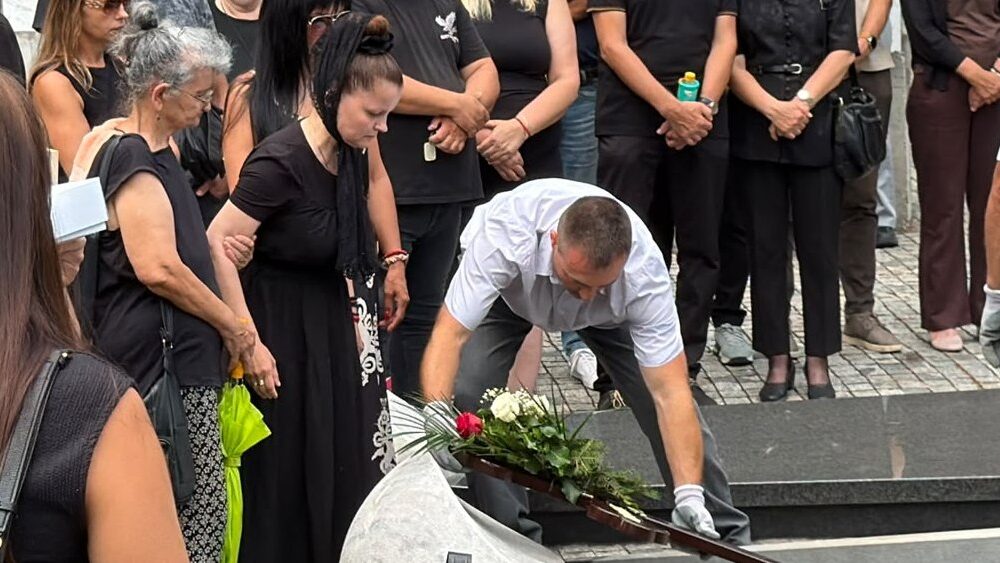 Mala Cana posetila grob Andrije Bajića i emotivno reagovala zbog sahrane Olivere Katarine – Mala Cana na grobu Andrije Bajića