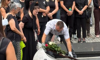 Mala Cana posetila grob Andrije Bajića i emotivno reagovala zbog sahrane Olivere Katarine – Mala Cana na grobu Andrije Bajića