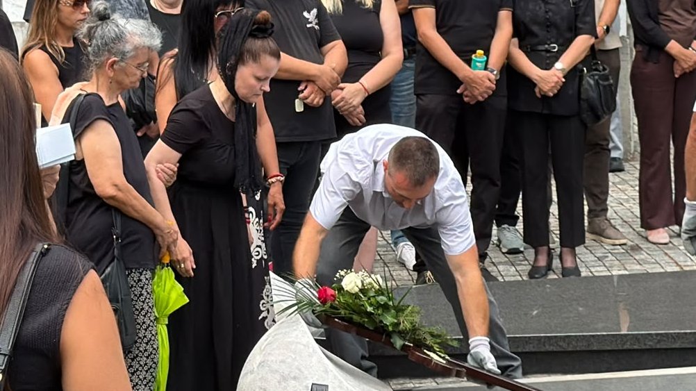 Mala Cana posetila grob Andrije Bajića i emotivno reagovala zbog sahrane Olivere Katarine – Mala Cana na grobu Andrije Bajića