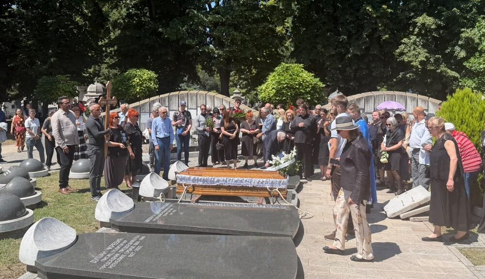 Olivera Katarina ispraćena u Aleji zaslužnih građana, porodica i kolege u suzama – Olivera Katarina sahranjena