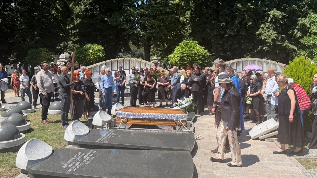 Olivera Katarina ispraćena u Aleji zaslužnih građana, porodica i kolege u suzama – Olivera Katarina sahranjena