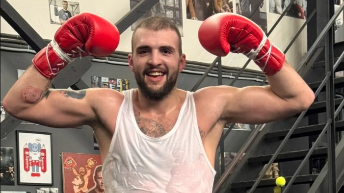 Veljko Ražnatović trenira sa sinovima u Titelu: Prvi bokserski potezi u porodičnom ringu – trening u Titelu