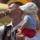 Milan Vasić održao koncert u Prizrenu i na scenu izveo sina
