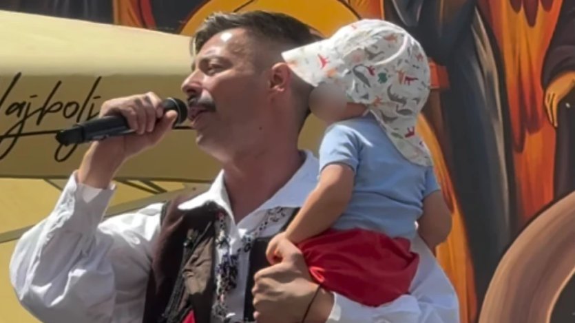 Milan Vasić održao koncert u Prizrenu i na scenu izveo sina