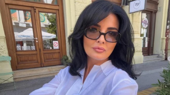 Milena Popović privukla pažnju novom fotografijom iz bašte restorana – Milena Popović u bašti restorana