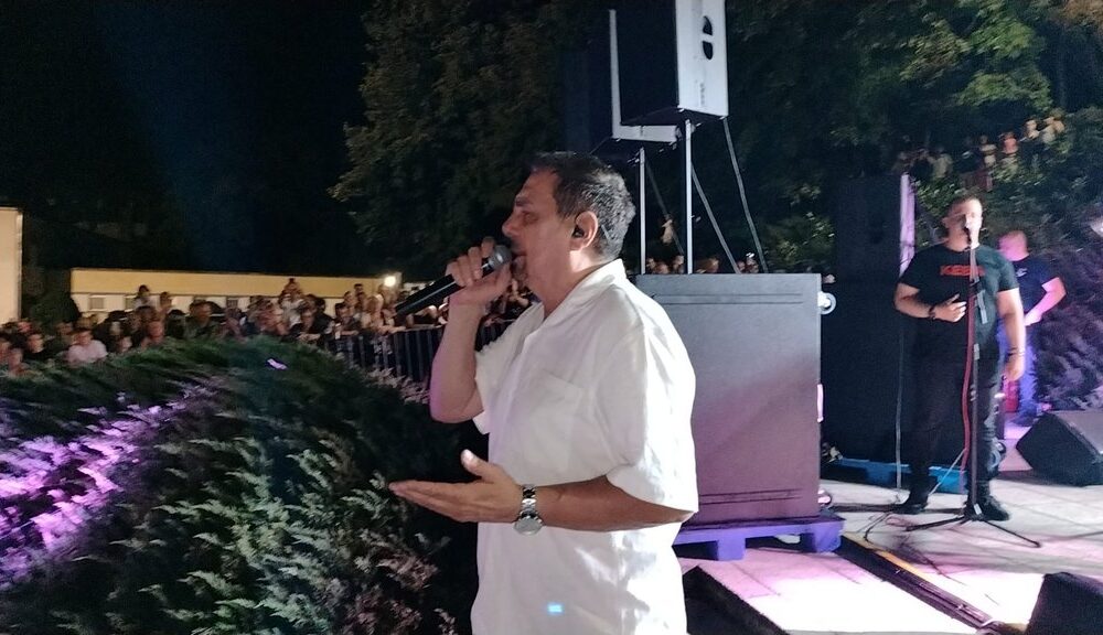 Dragan Kojić Keba priredio spektakl u Niškoj banji, publika pevala sve hitove – Kebin koncert u Niškoj banji