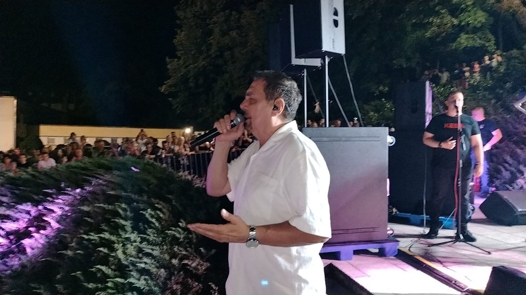 Dragan Kojić Keba priredio spektakl u Niškoj banji, publika pevala sve hitove – Kebin koncert u Niškoj banji