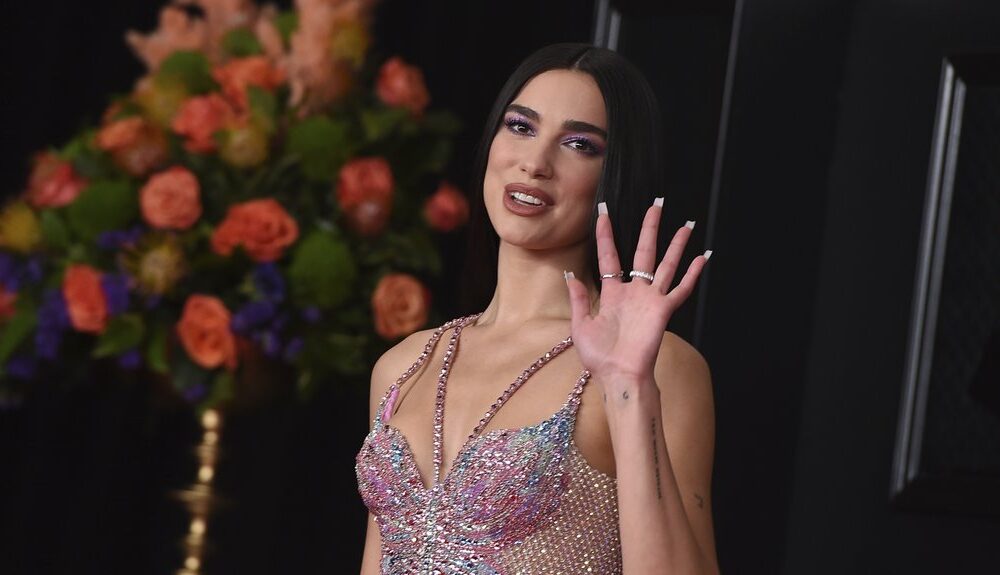 Dua Lipa izazvala raspravu: Pevačica snimljena kako jede pljeskavicu na Kosovu – Dua Lipa pljeskavica