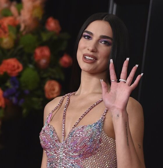 Dua Lipa izazvala raspravu: Pevačica snimljena kako jede pljeskavicu na Kosovu – Dua Lipa pljeskavica