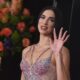Dua Lipa izazvala raspravu: Pevačica snimljena kako jede pljeskavicu na Kosovu – Dua Lipa pljeskavica