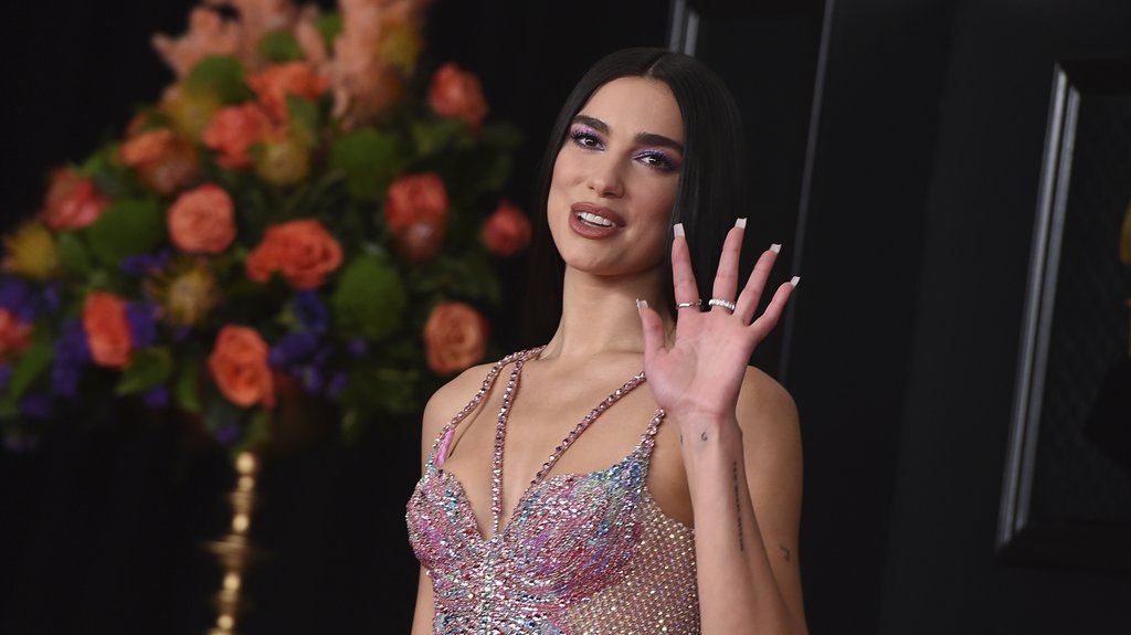Dua Lipa izazvala raspravu: Pevačica snimljena kako jede pljeskavicu na Kosovu – Dua Lipa pljeskavica