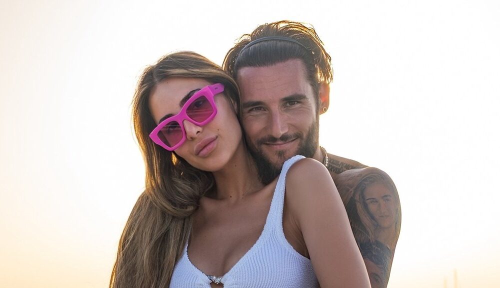 Nemanja Gudelj šeta sina Ilijana po Sevilji, Anastasija zabeležila porodični trenutak