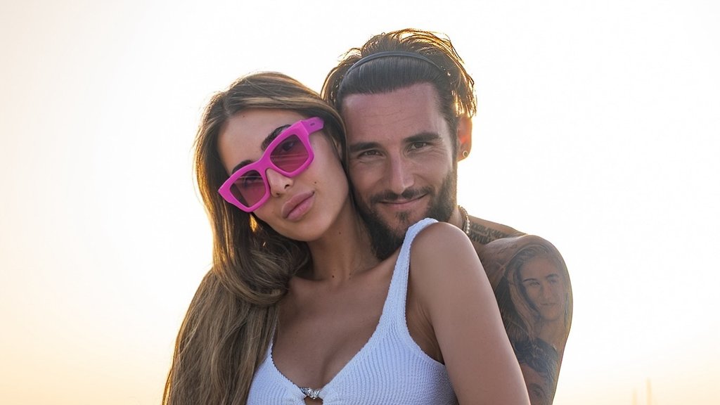 Nemanja Gudelj šeta sina Ilijana po Sevilji, Anastasija zabeležila porodični trenutak