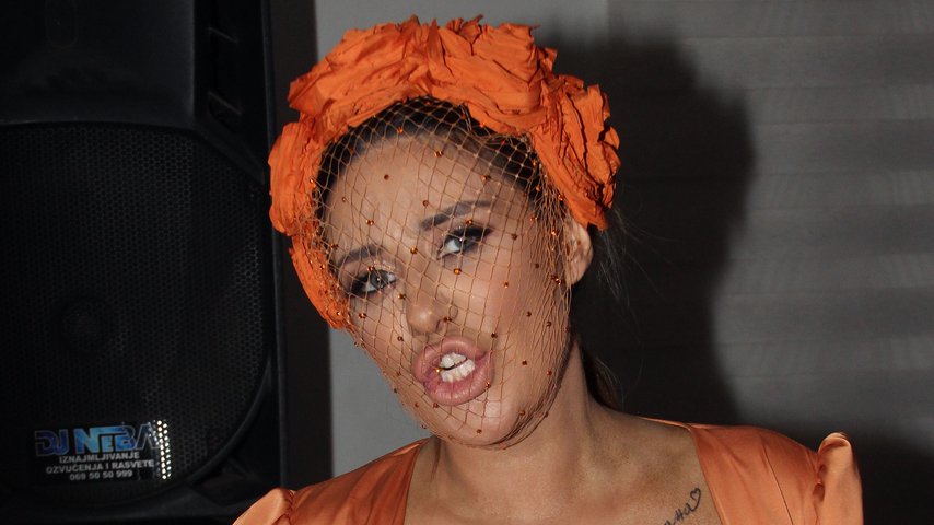 Ana Nikolić bacila prvi album, pa osvojila scenu sa devet hitova u nizu – Ana Nikolić prvi album