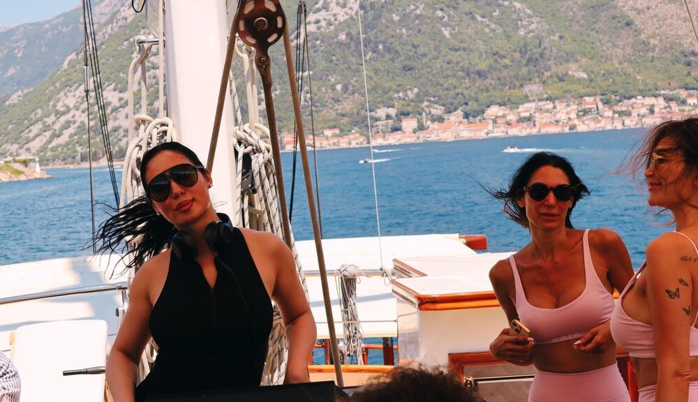 DJ ILee uživa na jahti u Crnoj Gori i pokazuje zavidnu figuru – DJ ILee na jahti