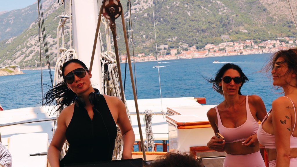 DJ ILee uživa na jahti u Crnoj Gori i pokazuje zavidnu figuru – DJ ILee na jahti