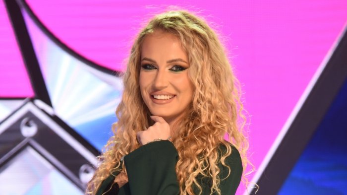 Milica Veličković snimljena u društvu poznatog prijatelja Terze – Milica Veličković u zagrljaju