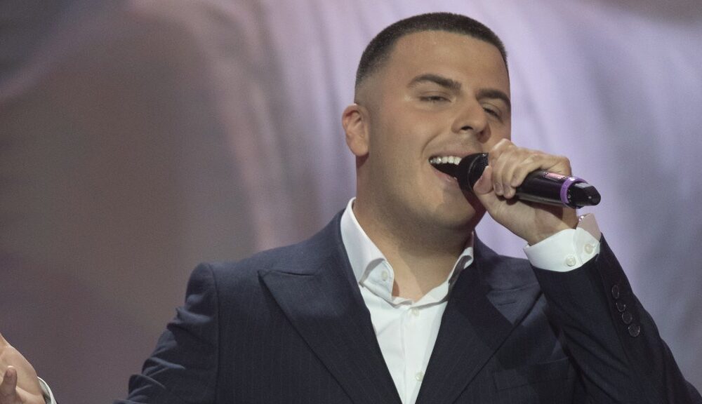 Mervan Mehmedović dirnuo publiku u Pinkovim zvezdama emotivnim baladama (VIDEO) – put do finala u Pinkovim zvezdama