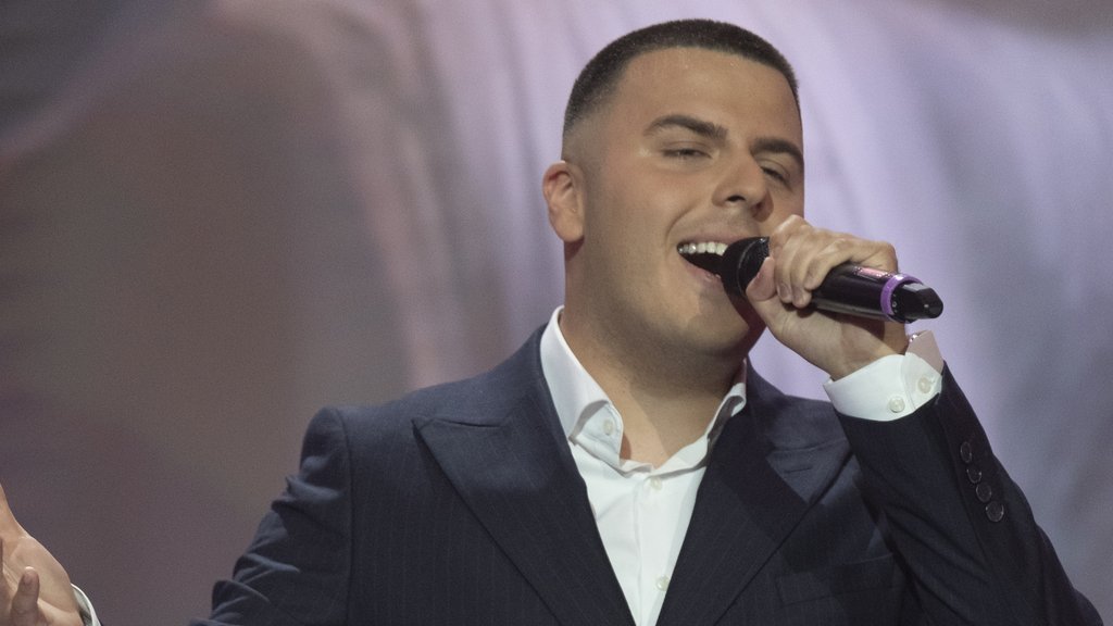 Mervan Mehmedović dirnuo publiku u Pinkovim zvezdama emotivnim baladama (VIDEO) – put do finala u Pinkovim zvezdama