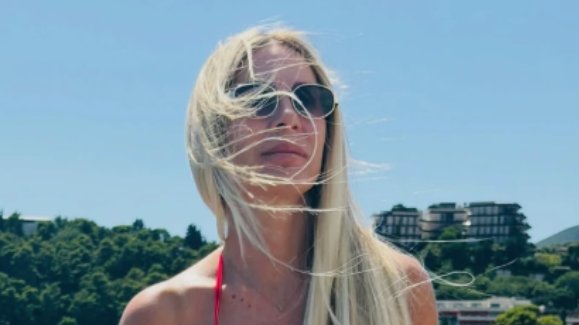 Vesna Đogani pokazala zavidnu figuru na odmoru: Crveni bikini u centru pažnje – savršena linija Vesne Đogani