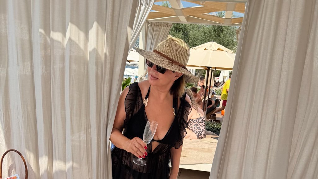 Neda Ukraden uživa na plaži u Boki i pokazuje prirodnu eleganciju – Neda Ukraden na plaži u Boki Kotorskoj
