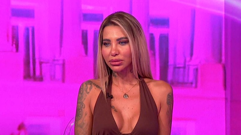 Aneli Ahmić nasmejala gledaoce dok su je vređali u emisiji (VIDEO) – reakcije publike na Aneli Ahmić