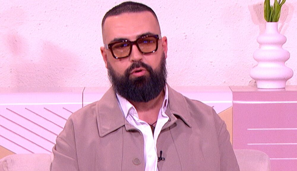 EMOCIJE PREPLAVILE STUDIO: Saša Kapor posle godina bez kontakta sa majkom doživeo neočekivan susret (FOTO) – pomirenje sa majkom