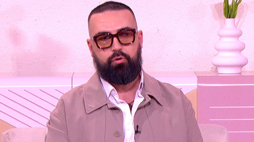 EMOCIJE PREPLAVILE STUDIO: Saša Kapor posle godina bez kontakta sa majkom doživeo neočekivan susret (FOTO) – pomirenje sa majkom