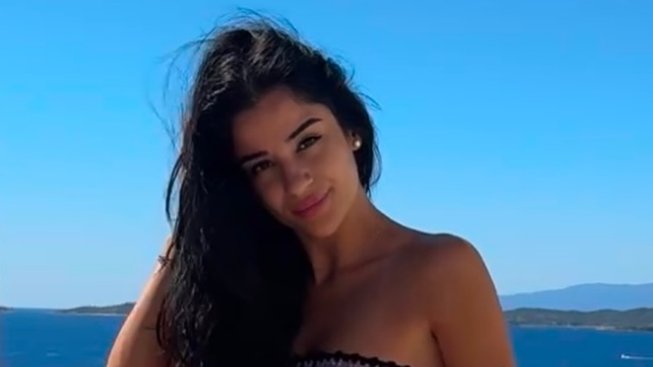 HRABRO IZDANJE MARINE GAGIĆ POMERA GRANICE: Bivša verenica Darka Lazića u haljini sa prorezima izazvala lavinu komentara (FOTO)