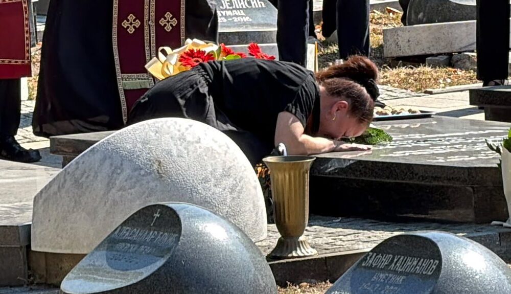EMOTIVNI KRAH NA NOVOM GROBLJU: Mala Cana pala na grob Andrije Bajića, ćerke ga ispratile tišinom (VIDEO) – pomen Andrije Bajića