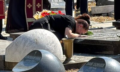 EMOTIVNI KRAH NA NOVOM GROBLJU: Mala Cana pala na grob Andrije Bajića, ćerke ga ispratile tišinom (VIDEO) – pomen Andrije Bajića