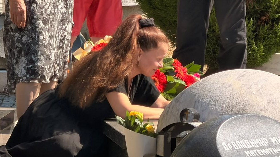 SUKOB EMOCIJA NA NOVOM GROBLJU: Mala Cana ostala sama kraj groba Andrije Bajića, ćerke napustile pomen (VIDEO) – pomen Andriji Bajiću