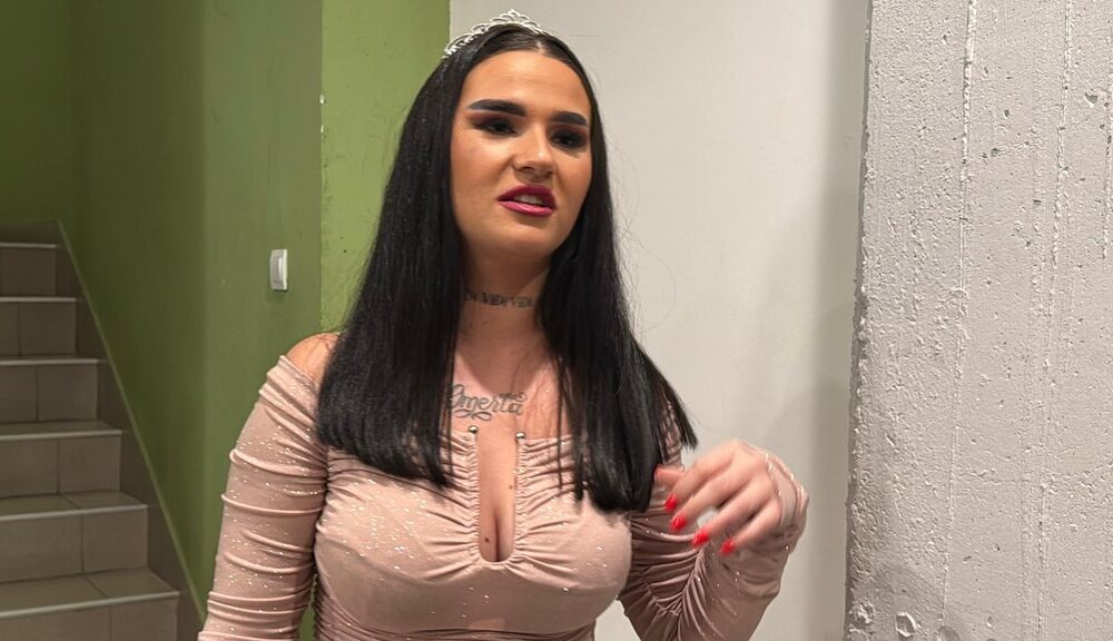 PROVOKATIVNA SANDRINA OBJAVA PODIGLA PRAŠINU: U providnoj haljini u đakuziju, svi gledaju samo u jedan detalj (FOTO) – provokativno izdanje Sandre Todić