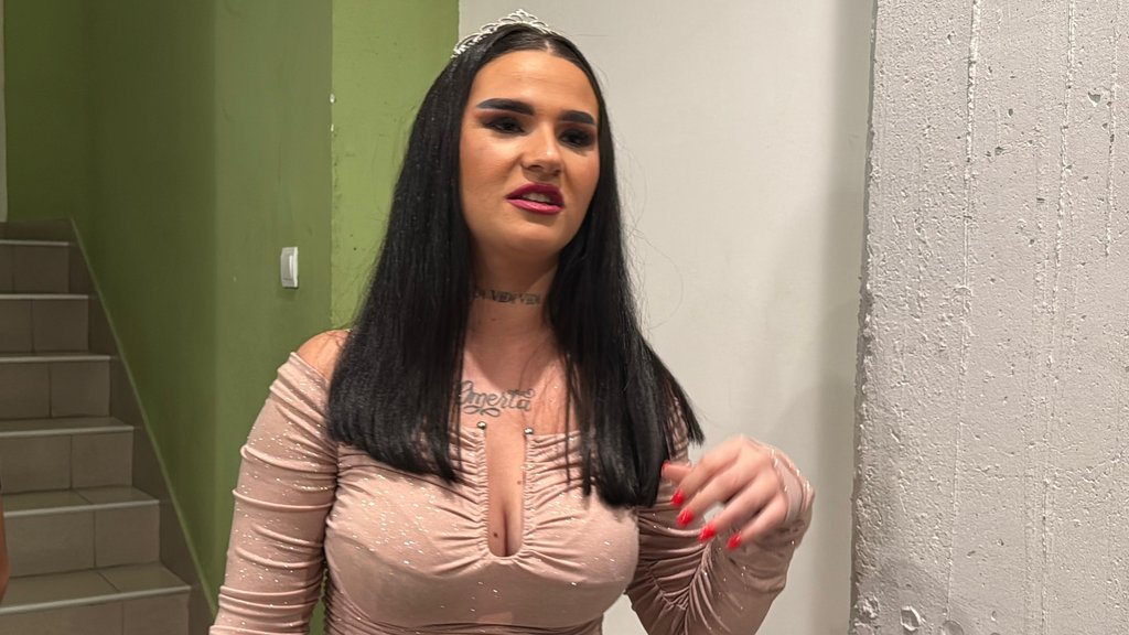 PROVOKATIVNA SANDRINA OBJAVA PODIGLA PRAŠINU: U providnoj haljini u đakuziju, svi gledaju samo u jedan detalj (FOTO) – provokativno izdanje Sandre Todić