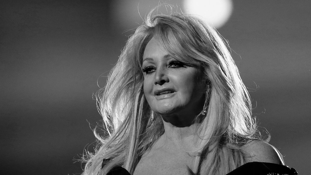 Boni Tajler ispraćena uz pesmu i aplauze u rodnom Velsu: Fanovi bacali cveće – Boni Tajler u Velsu
