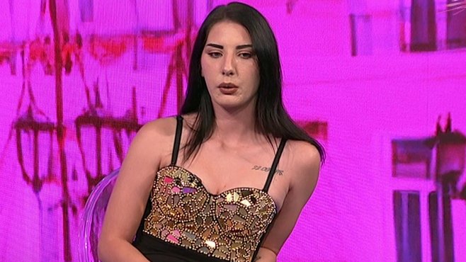 GLEDATELJKA UDARILA NA HANA DUVNJAK ZBOG POLJUPCA: Sandra Todić otvorila dušu o testu za trudnoću sa Đukićem, tenzija raste u Eliti (VIDEO) – napad gledateljke