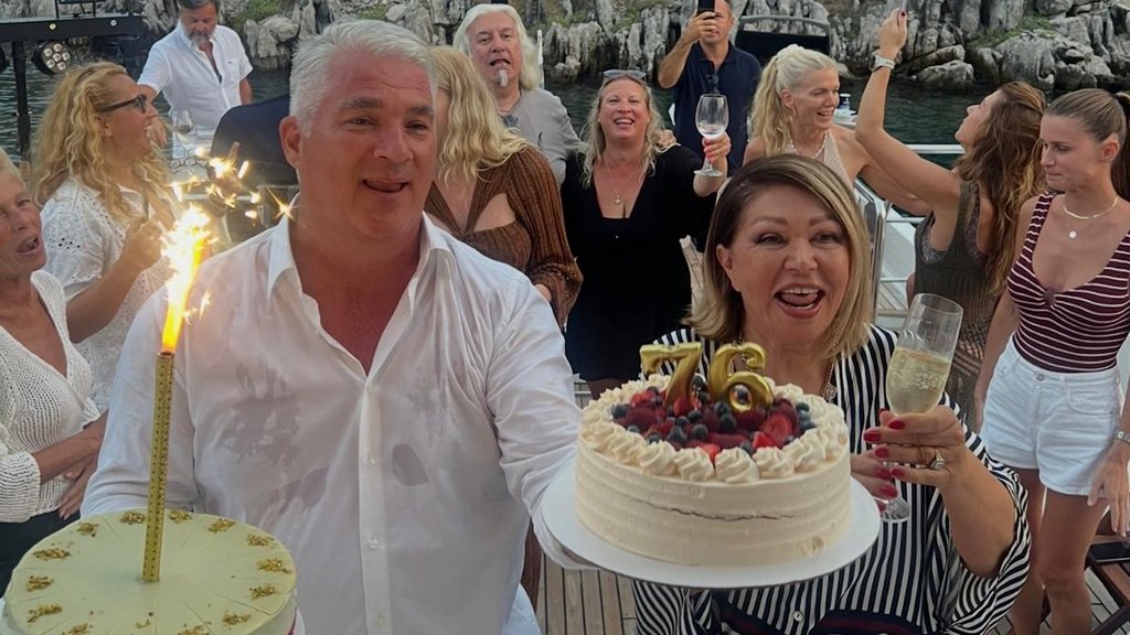 VEČE PUNO IZNENAĐENJA U DOMU NEDINIH: Porodica priredila slavlje, pevačica ne krije sreću zbog iznenađenja koje je dobila (FOTO) – čestitke povodom iznenađenja u domu Nede Ukraden