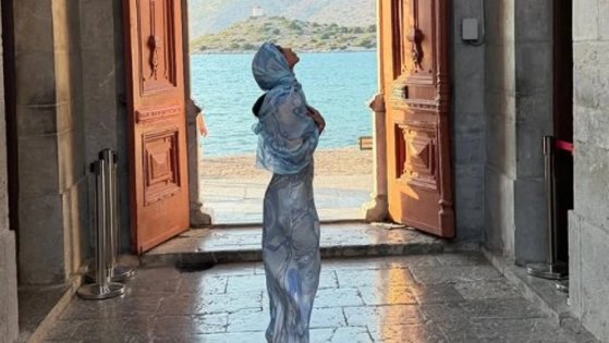 NEOBIČAN IZGLED ĐINE DŽINOVIĆ NA ODMORU: Harisova ćerka posetila manastir na grčkom ostrvu, evo šta je obukla za posebnu priliku (FOTO) – obilazak manastira Panormitis
