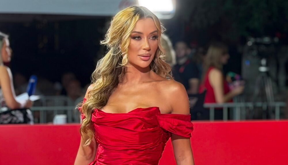 SVE OČI UPRTE U TEE TAIROVIĆ: Muzička zvezda zablistala u crvenoj svili na Sarajevo Film Festivalu, modni znalci u transu (FOTO)